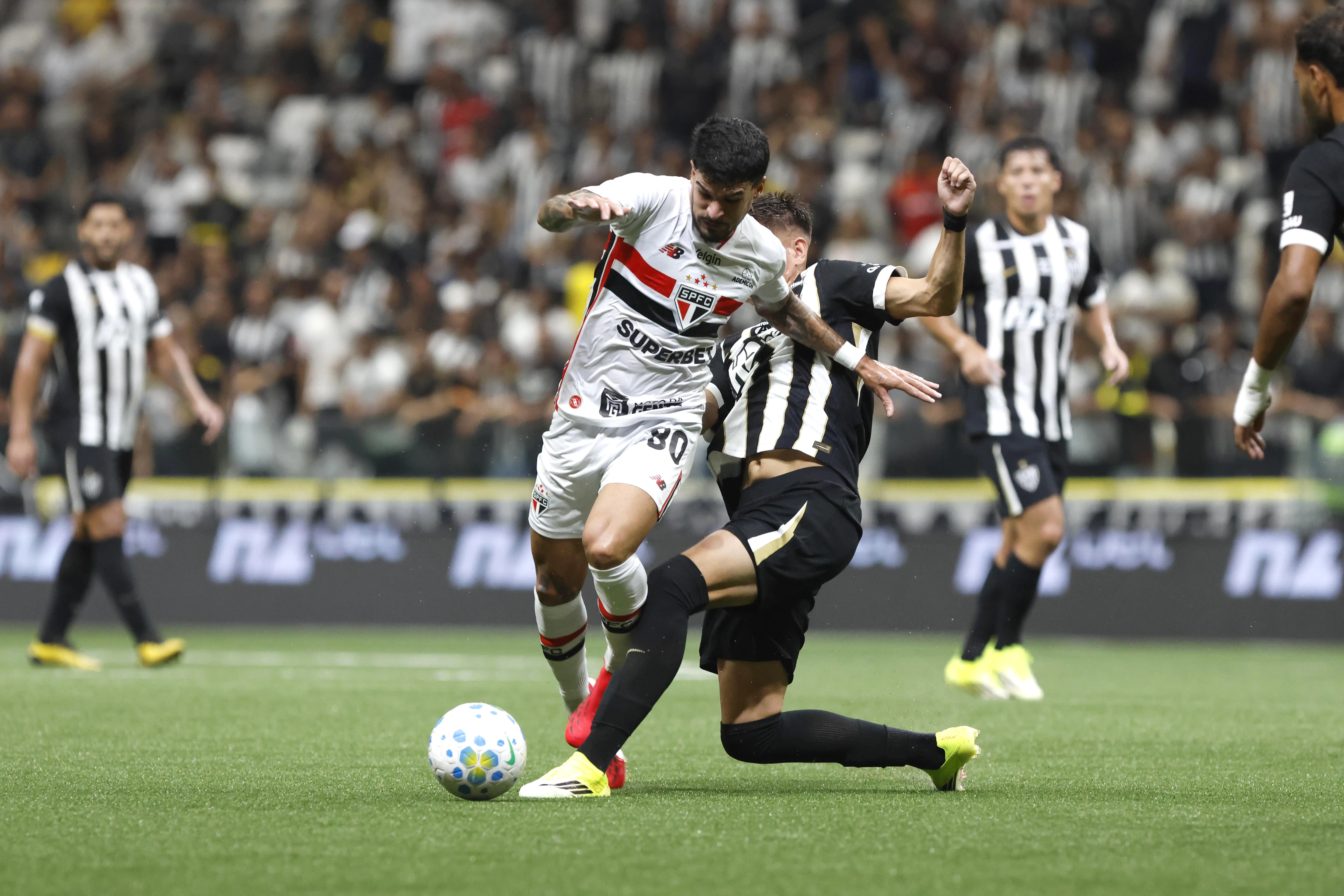 São Paulo perde para Atlético-MG e deixa liderança do Brasileirão