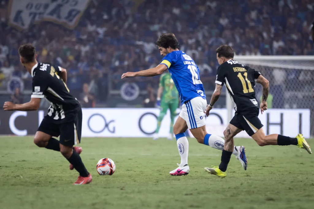 Cruzeiro vence Atlético-MG e conquista o Mineiro após 7 anos