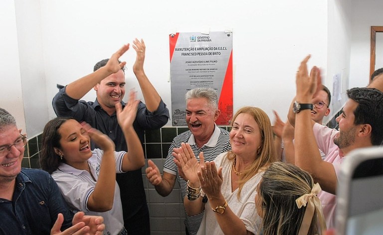 Lucas Ribeiro entrega reforma de escola em Araçagi