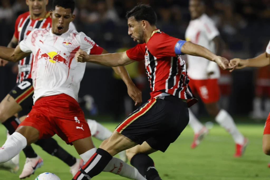 São Paulo vence Bragantino de virada e lidera o Brasileirão