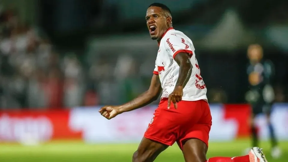 Zagueiro do Bragantino é suspenso por fala machista contra árbitra