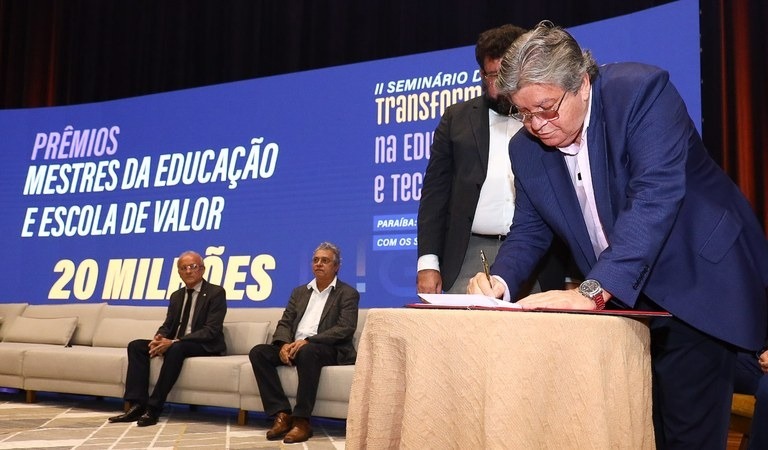 João Azevêdo entrega prêmio a escolas destaque na Paraíba