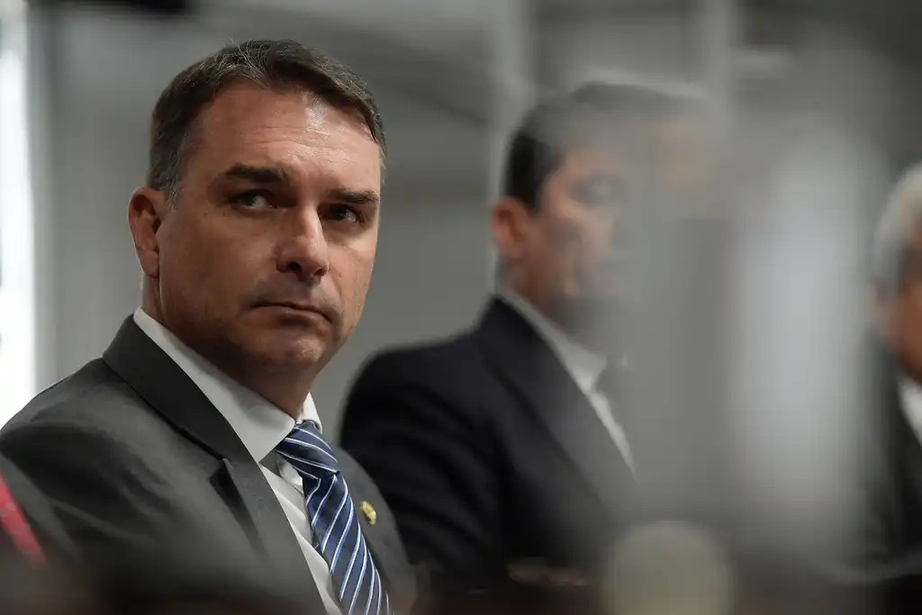 Flávio Bolsonaro diz que acionará TSE contra desfile sobre Lula na Sapucaí