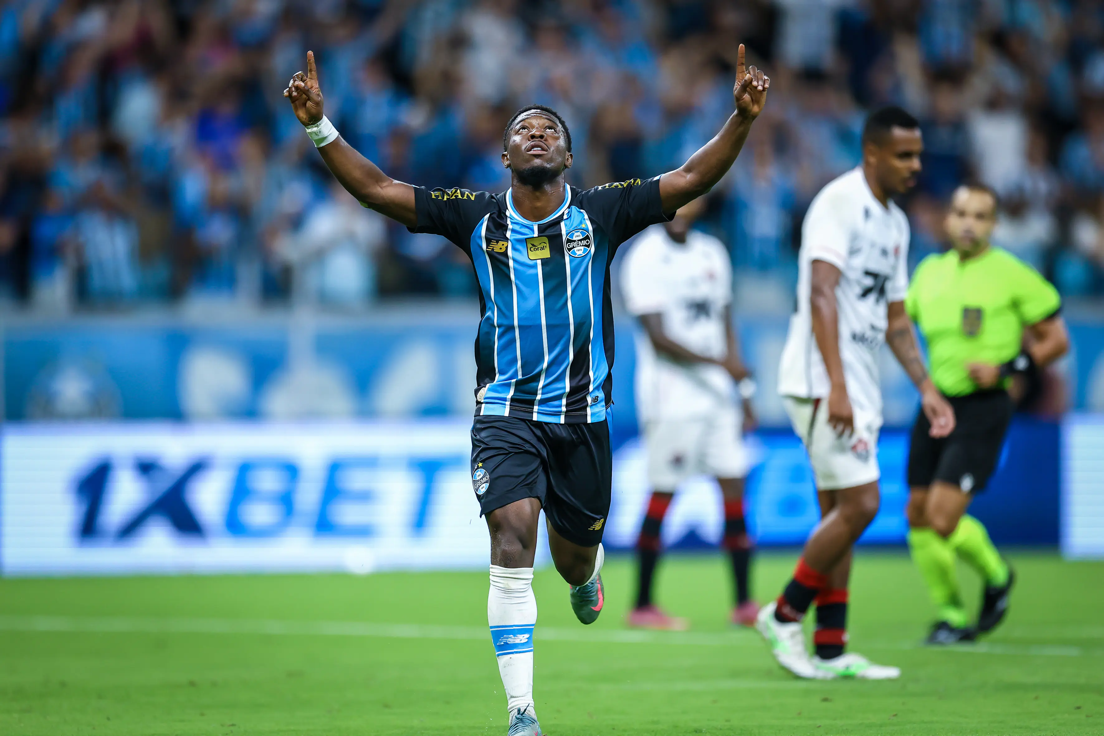 Grêmio vence Vitória e sobe na tabela do Brasileirão