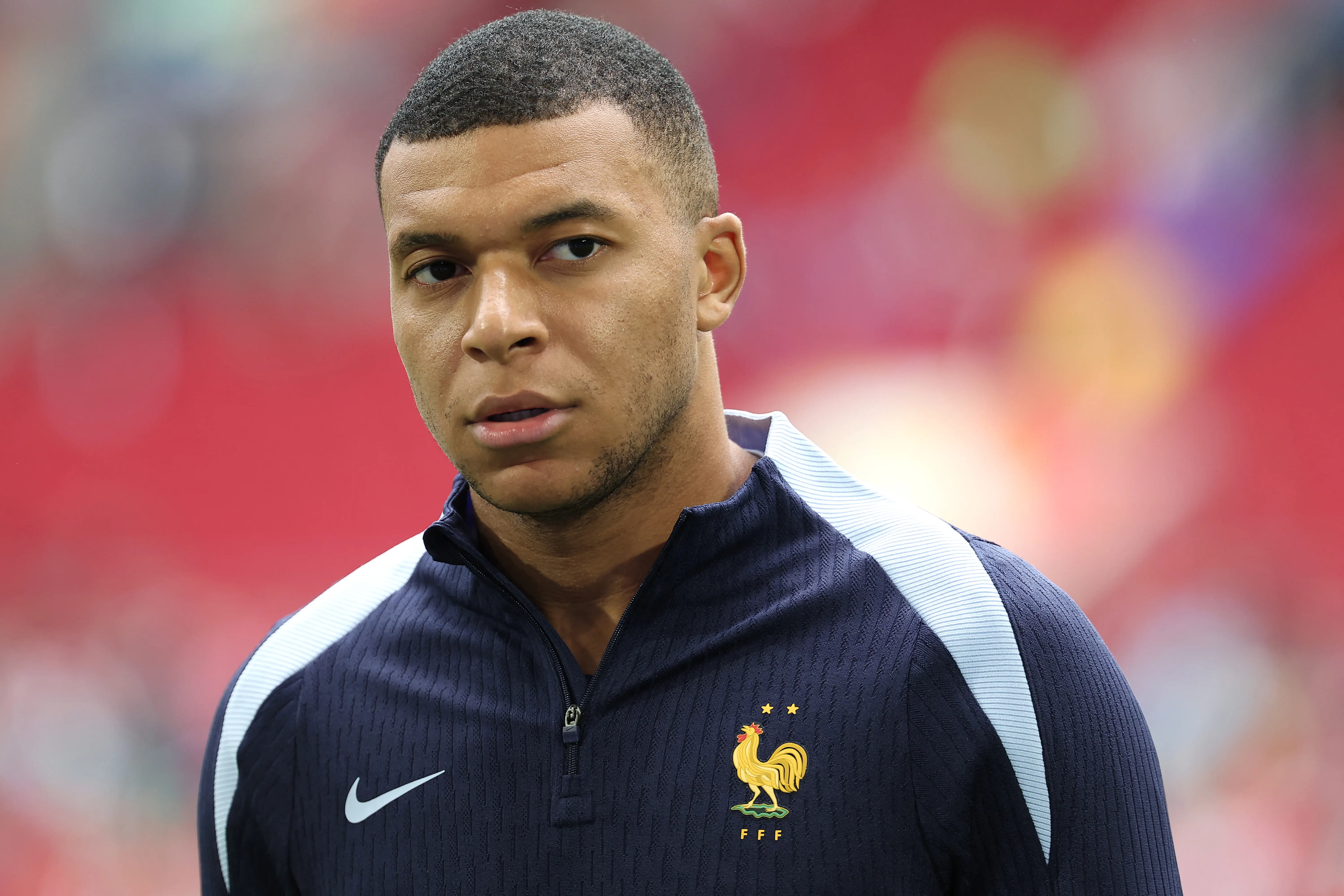 Mbappé se recupera de lesão e confirma retorno à França