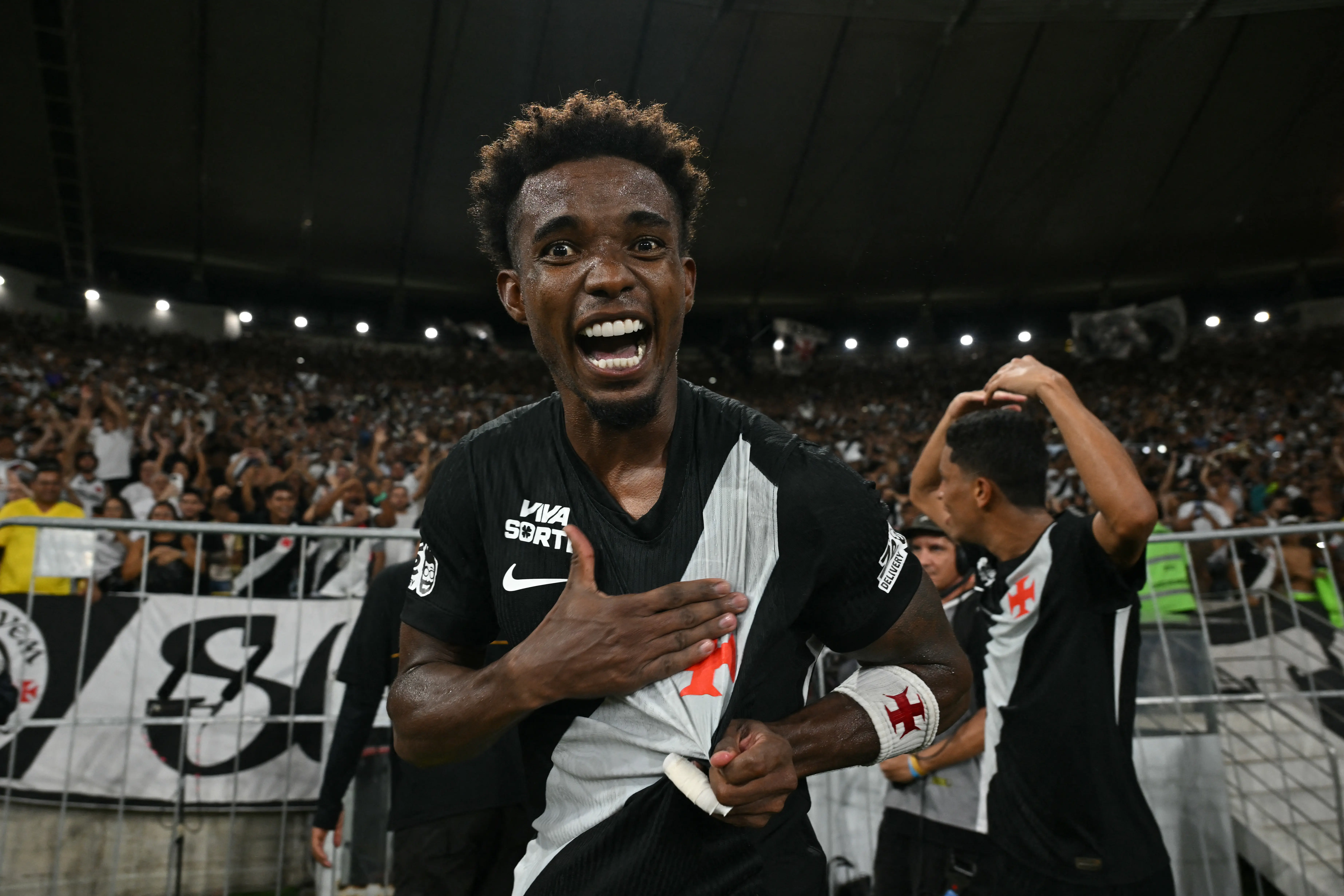 Vasco vira sobre Fluminense e vence no Maracanã