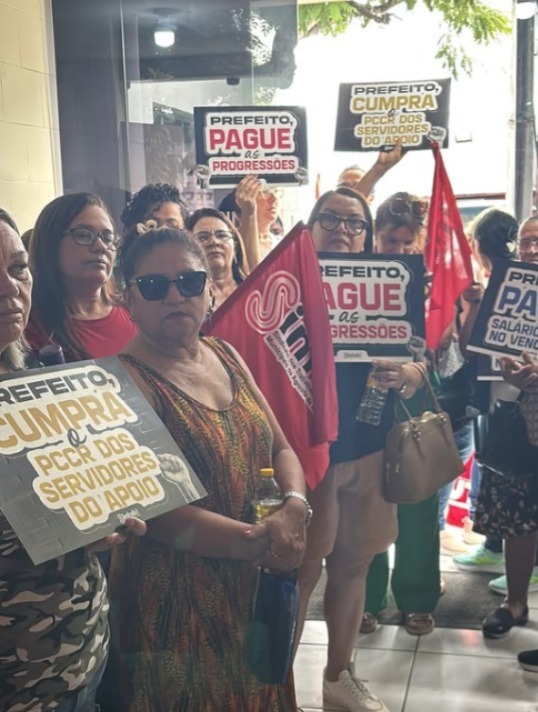 Servidores da Educação ocupam secretaria e sinalizam greve em Campina Grande