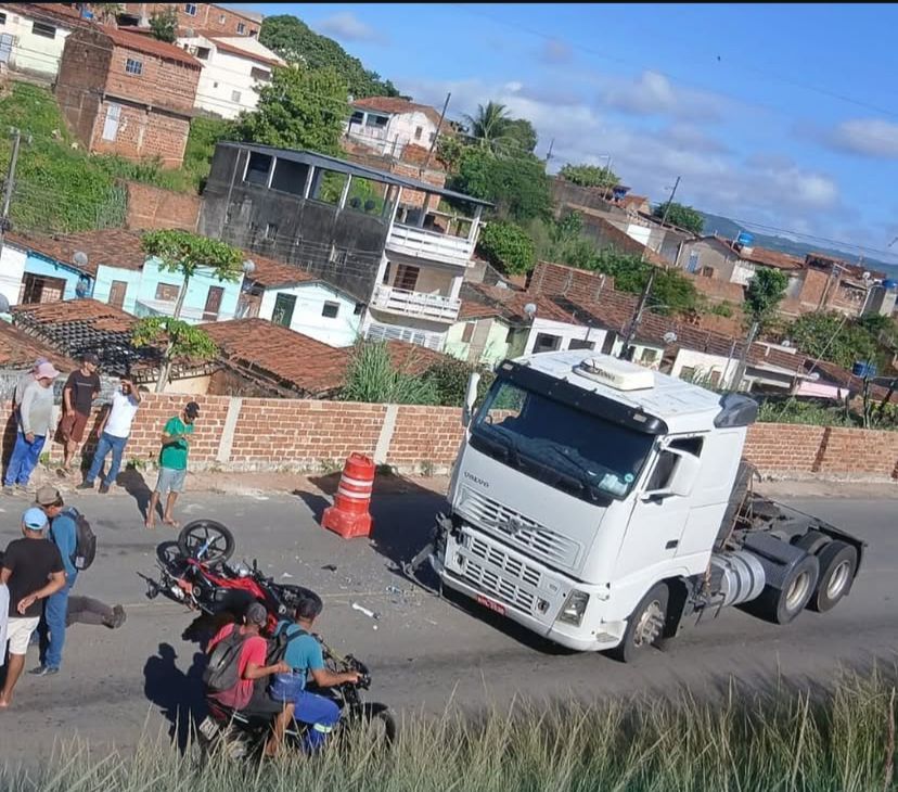 Motociclista fica ferido após colisão com caminhão em Pirpirituba