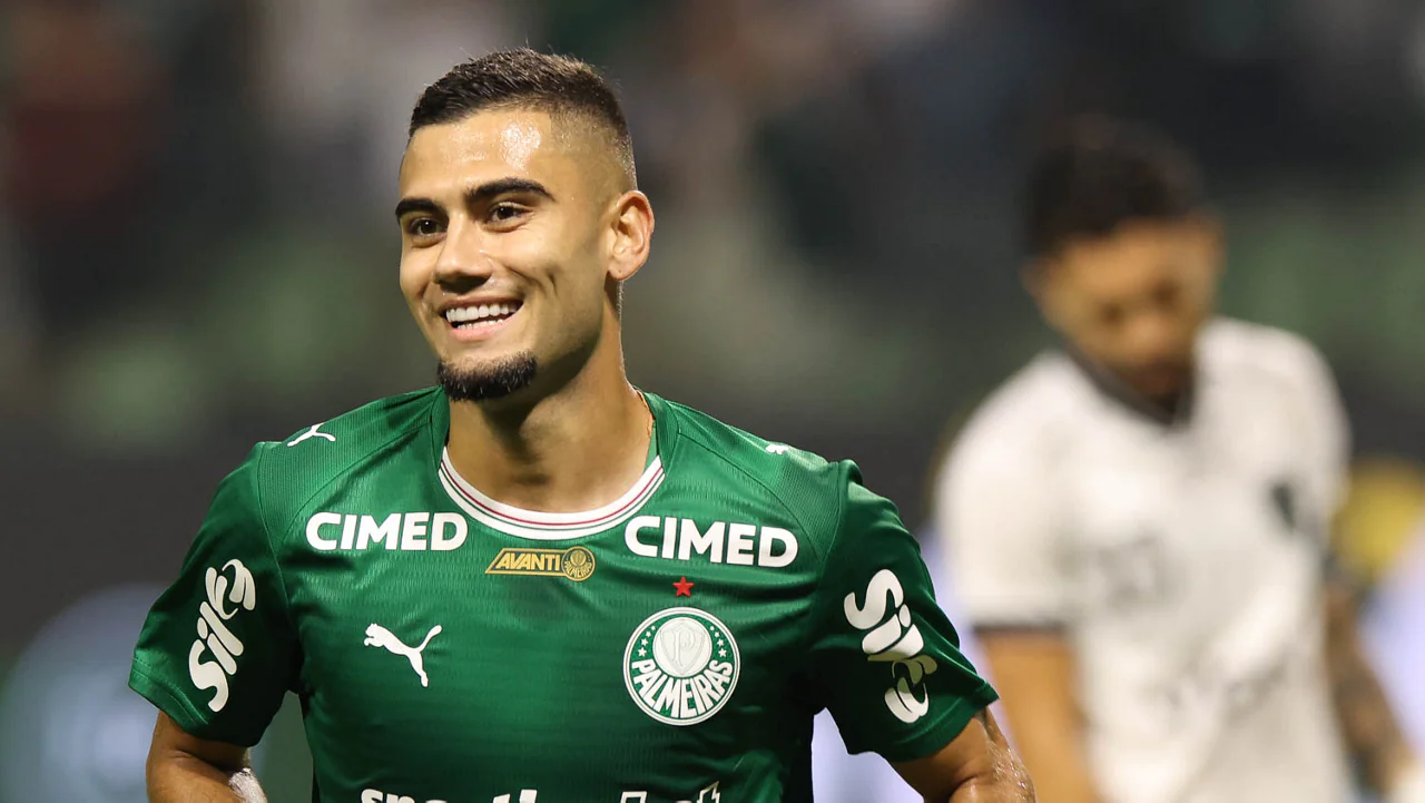 Palmeiras vence Botafogo e reassume liderança do Brasileirão
