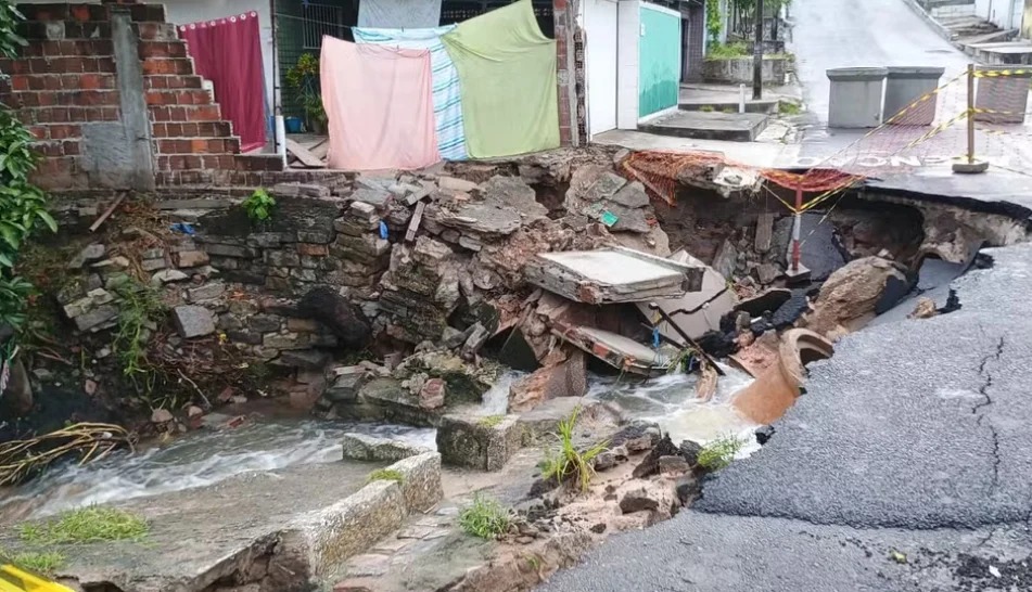 Asfalto cede em ponte entre Cristo e Cruz das Armas