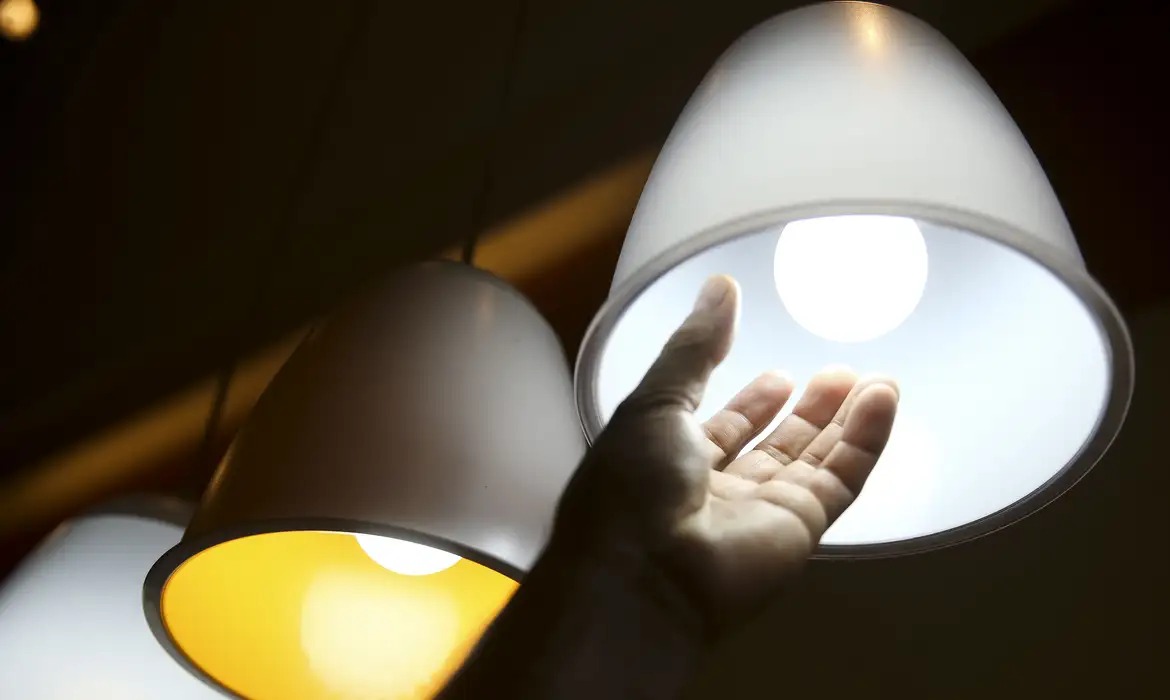 Conta de luz deve subir acima da inflação novamente em 2026, apontam consultorias