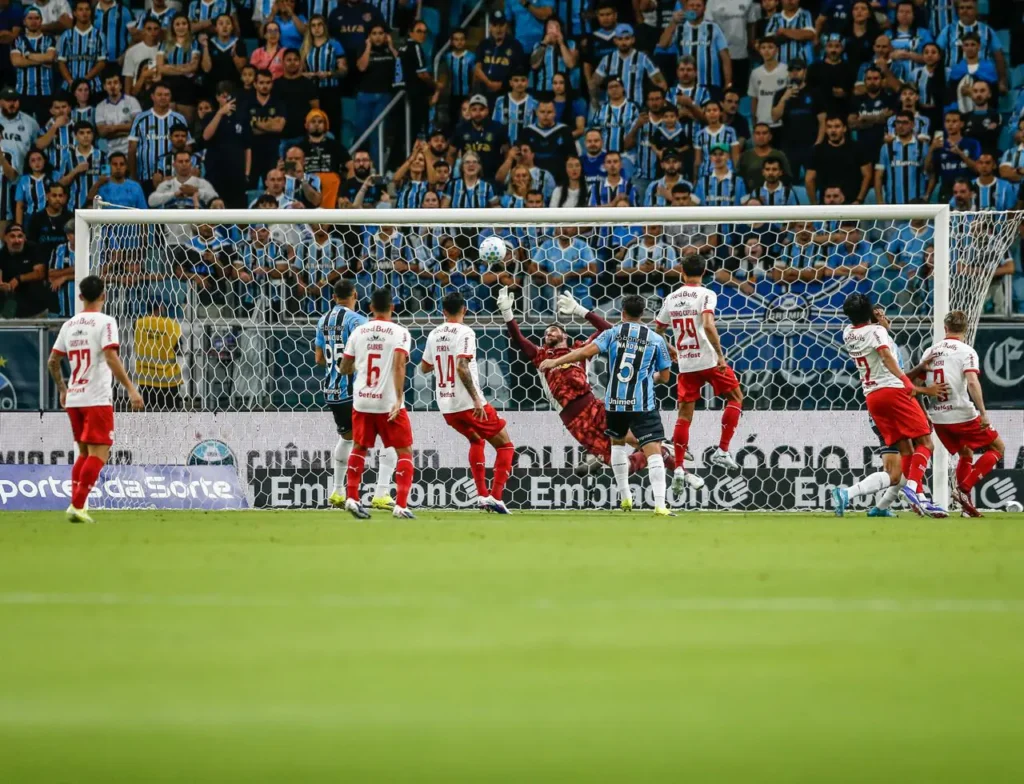 Grêmio empata com Bragantino e perde chance de entrar no G4