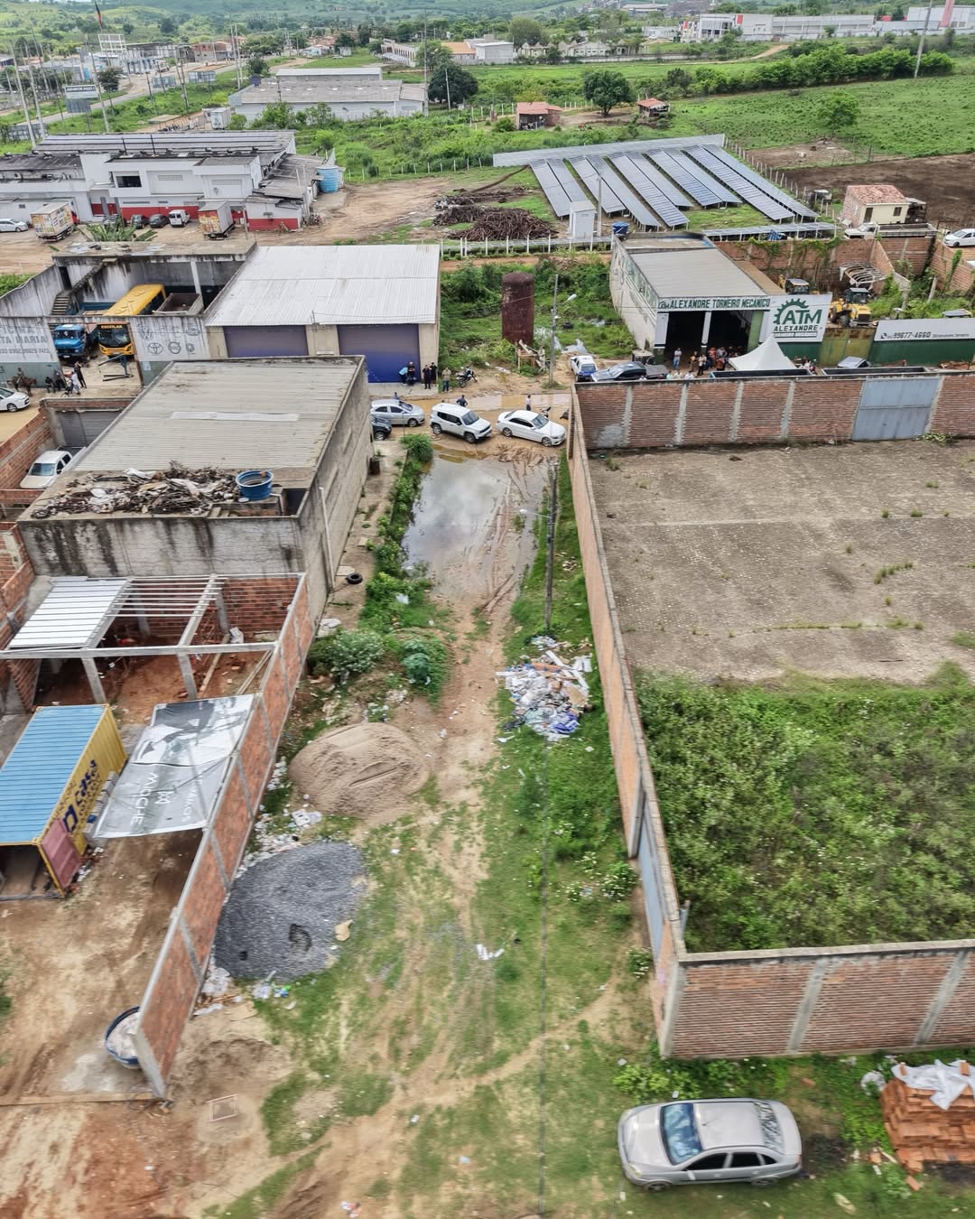 Calçamento do Distrito Mecânico é celebrado por secretário de Guarabira