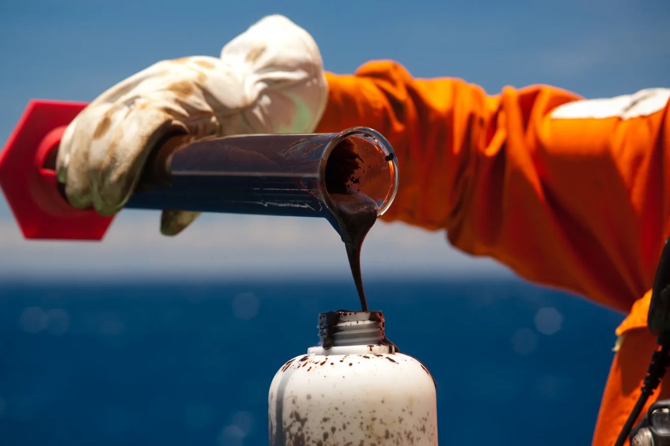 Petróleo cai após promessa dos EUA de escolta no Ormuz