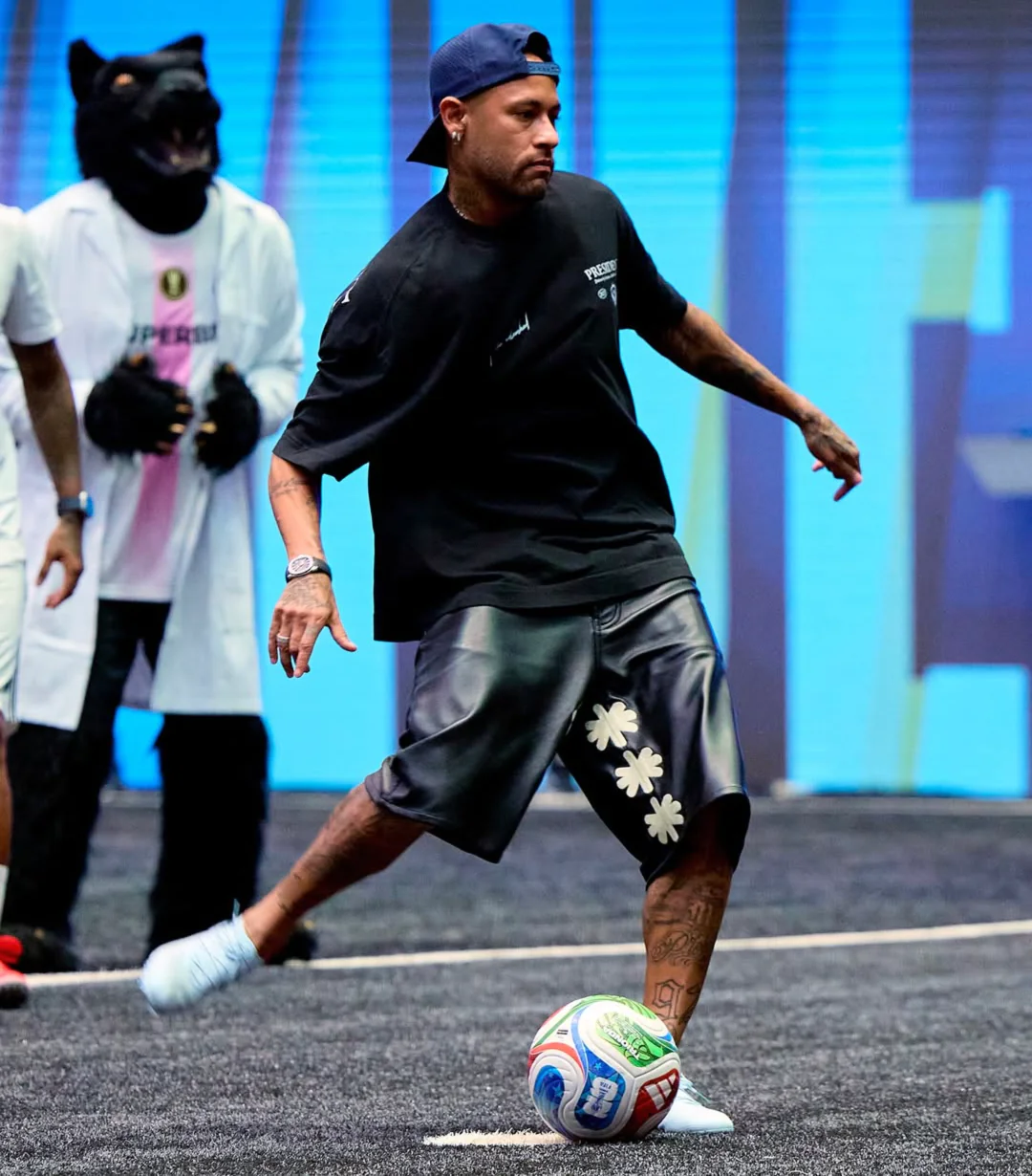 Neymar lamenta ausência na Seleção e mantém esperança