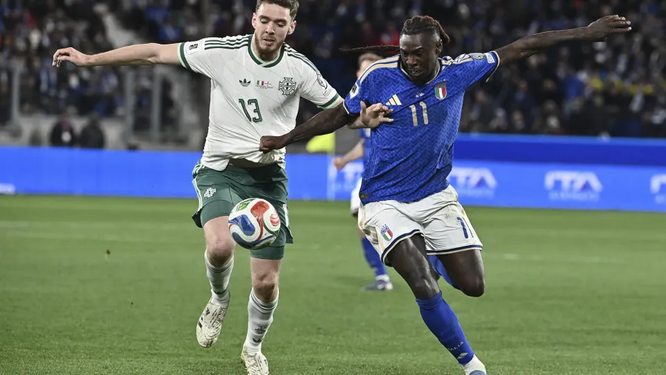 Itália vence Irlanda do Norte e segue viva rumo à Copa