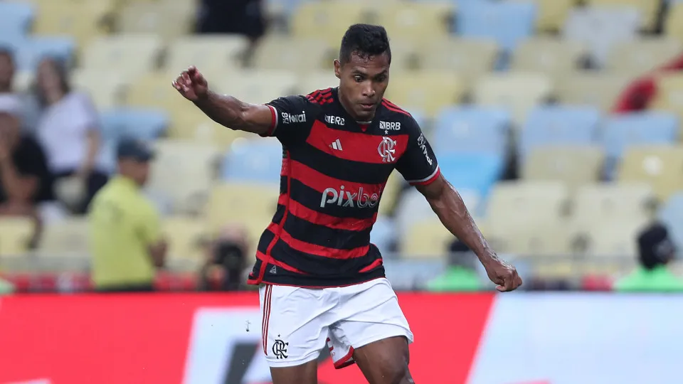 Lesão de Alex Sandro abre espaço para Ayrton Lucas no Flamengo