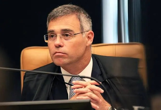 É falsa a informação de que André Mendonça teria fugido do Brasil
