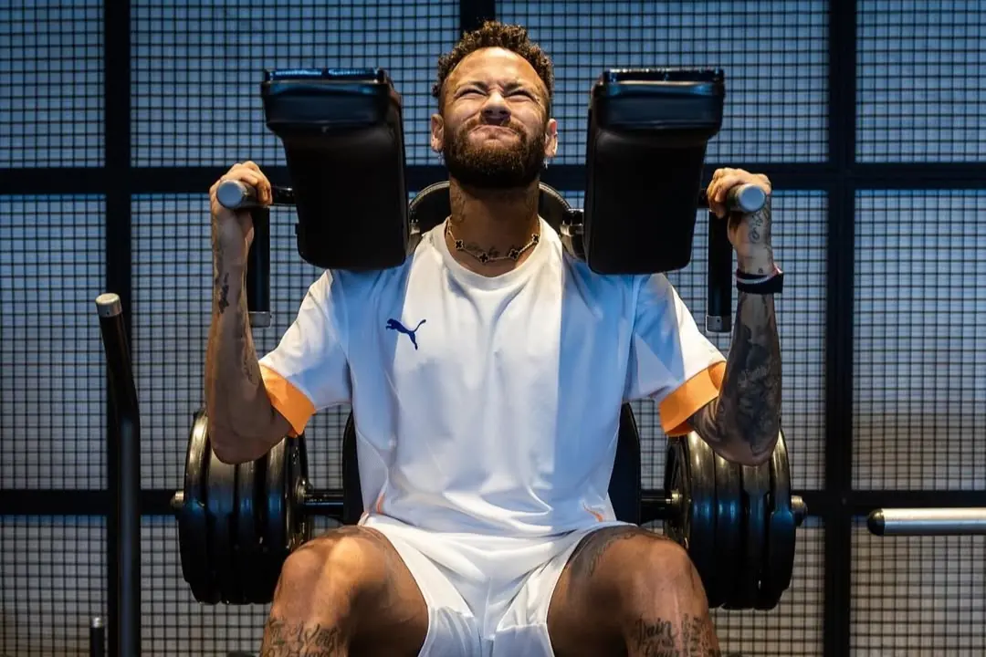 Neymar treina em dia de folga e busca melhor forma física