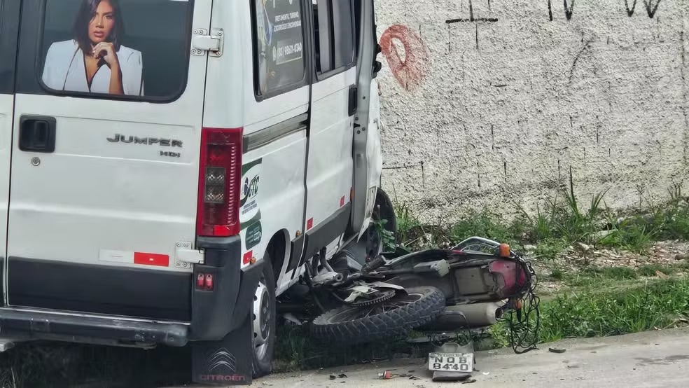Mototaxista morre em colisão com van na Avenida Manoel Tavares, em Campina Grande