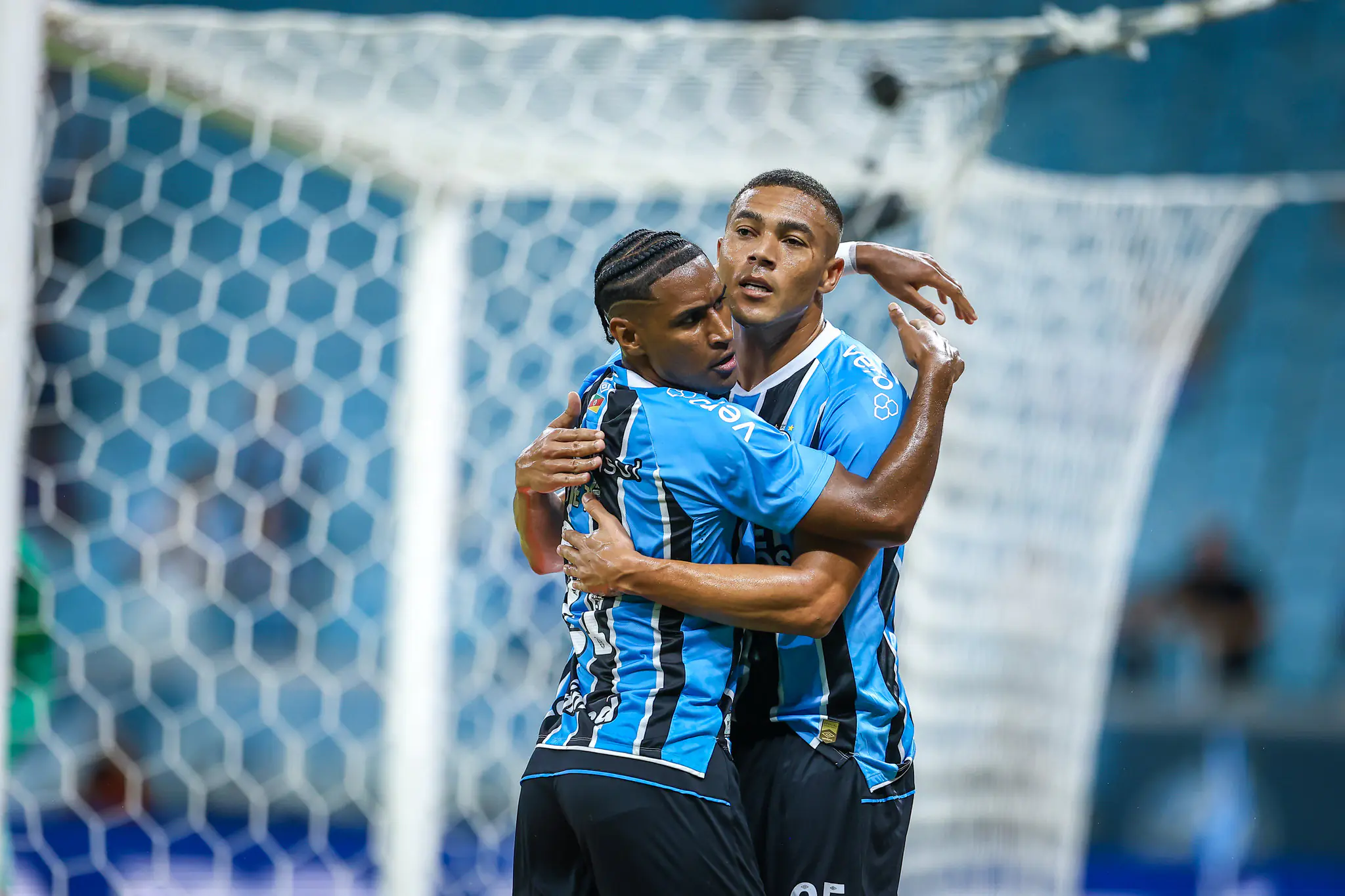 Grêmio vence Internacional por 3 a 0 na final do Gaúcho