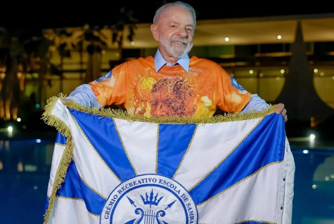 Lula é homenageado pela Acadêmicos de Niterói e desce à avenida na Sapucaí
