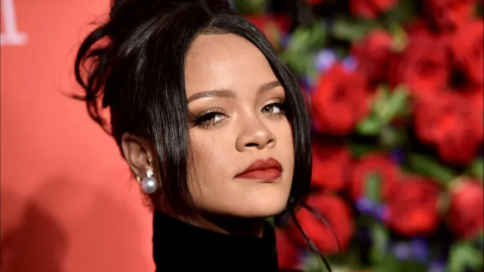 Rihanna deixa Los Angeles após ataque a tiros em sua casa