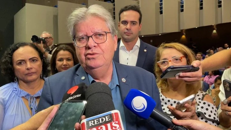 João Azevêdo reage a crítica de Camila Toscano sobre “político raiz”