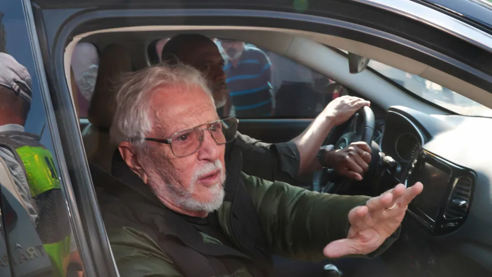 Carlos Alberto de Nóbrega recebe alta após início de pneumonia